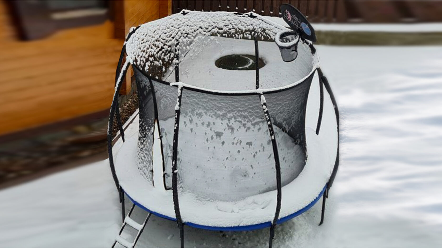 Батут на улице зимой